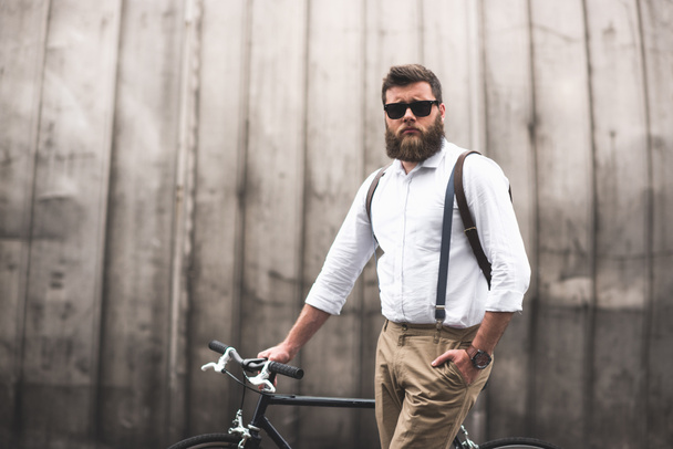 homem elegante de pé com bicicleta
 - Foto, Imagem