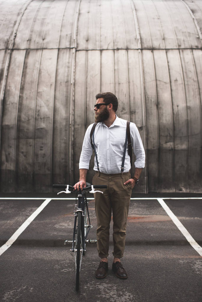 καλαίσθητο άνθρωπος στέκεται με ποδήλατο - Φωτογραφία, εικόνα