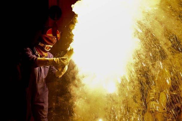 Patlayıcı ateş adam - Fotoğraf, Görsel