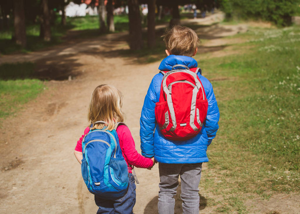 petit garçon et fille avec des sacs à dos allant à l'école
 - Photo, image
