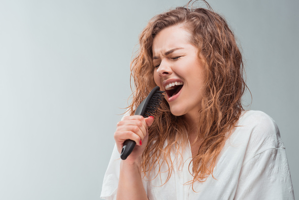 Kobieta śpiewa z grzebień do włosów - Zdjęcie, obraz