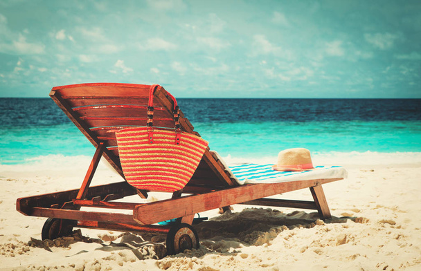 Liegestuhl auf tropischen Strandurlaub - Foto, Bild