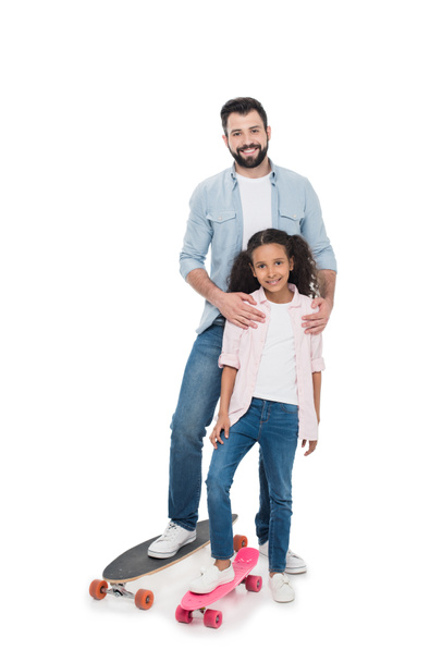 vader en dochter met skateboards  - Foto, afbeelding