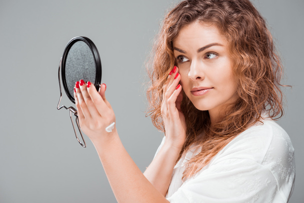 Mulher aplicando creme facial  - Foto, Imagem