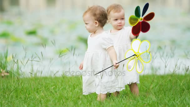 jumeaux s'amuser avec pinwheel
 - Séquence, vidéo