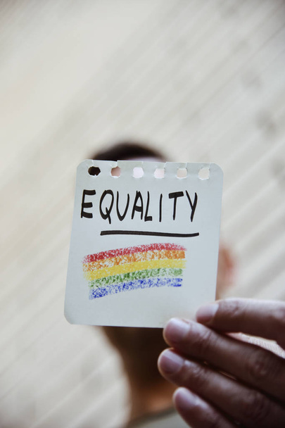sateenkaaren lippu ja sana tasa-arvo nuotissa
 - Valokuva, kuva