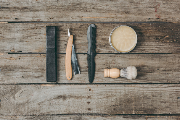 shaving equipment on wooden tabletop - Fotoğraf, Görsel
