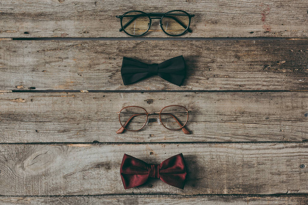 tyylikkäät silmälasit ja solmiot
 - Valokuva, kuva