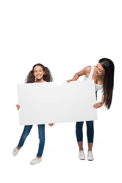 madre e hija sosteniendo el estandarte
 - Foto, Imagen