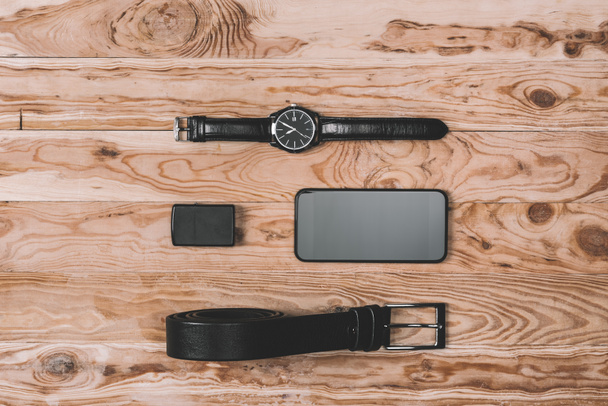 smartphone com cinto e relógios de mão na mesa
 - Foto, Imagem