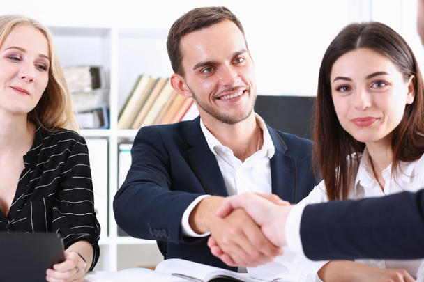 Групові бізнесмени тремтять руками як привіт в офісі крупним планом
 - Фото, зображення