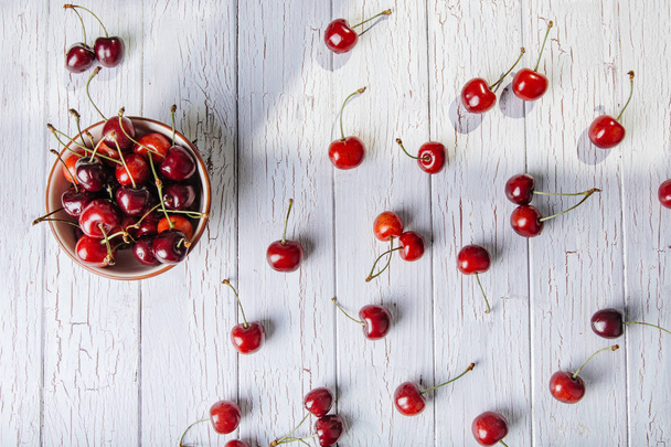 Sweet fresh cherries in a bowl - Фото, изображение