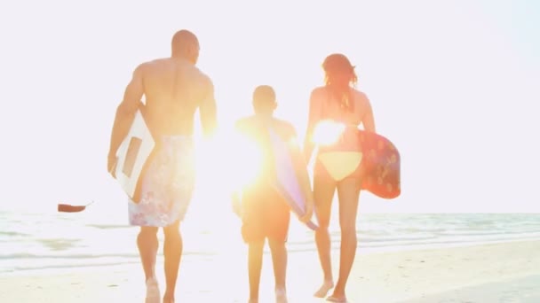 サーフボードと歩く家族 - 映像、動画