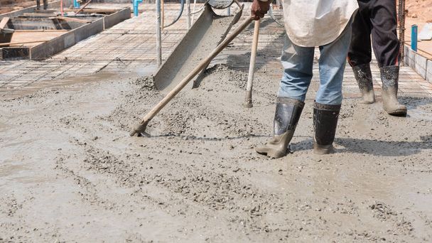 Építőmunkások terjed frissen öntött beton mix-h - Fotó, kép