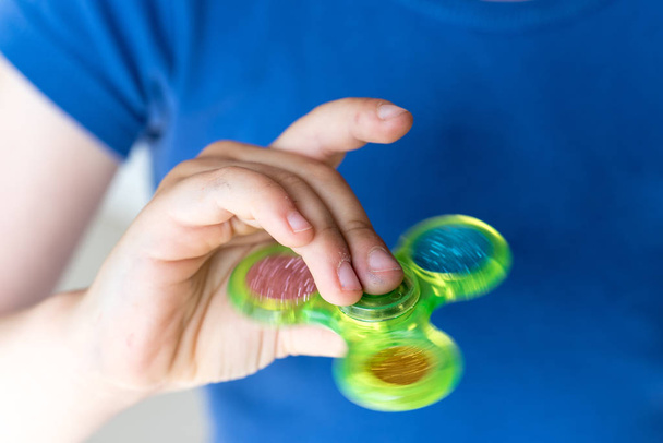 Chica joven jugando con Fidget Hand Spinner
 - Foto, imagen