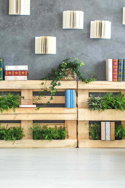 Bookshelf made of pallets - Foto, imagen