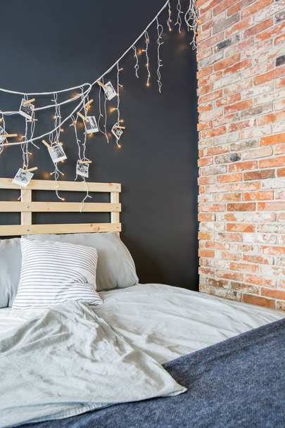 Bed next to brick wall - Foto, afbeelding