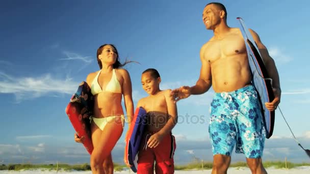 Familie zu Fuß mit Surfbrettern - Filmmaterial, Video