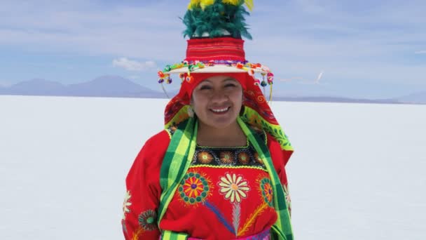 kobieta na Salar de Uyuni w tradycyjnym stroju  - Materiał filmowy, wideo