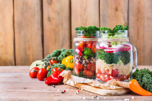 Υγιεινή για χορτοφάγους σαλάτα σε ένα βάζο κτιστών με quinoa - Φωτογραφία, εικόνα