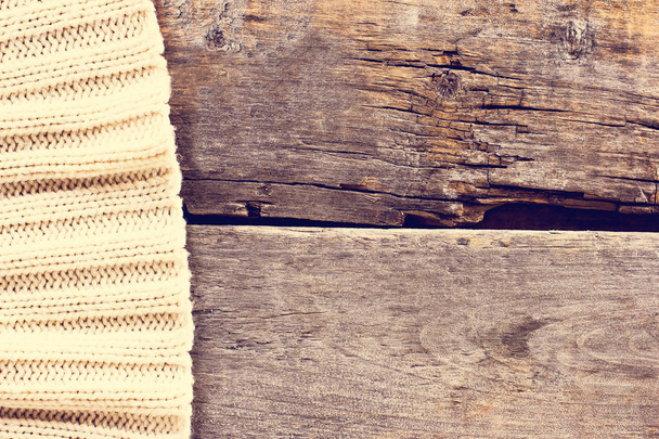 Gebreide plaid, trui op oude houten planken - Foto, afbeelding