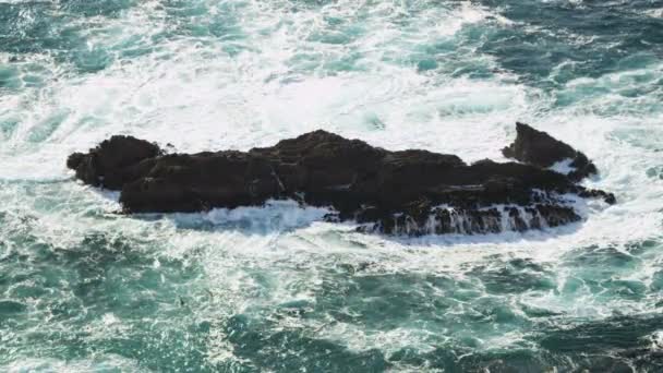 ondas colidindo sobre rochas irregulares
 - Filmagem, Vídeo