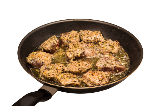 A húst a serpenyőbe. Hús mély olajban sütés. Rántott hús, fűszerek. - Fotó, kép