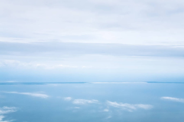 horizonte entre el cielo azul nublado y el mar Egeo
 - Foto, imagen