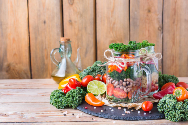 Sağlıklı vegan salata fasulye bir mason kavanoza - Fotoğraf, Görsel