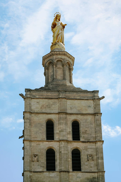 Zlatá socha na vrcholu věž katedrály v Avignonu - Fotografie, Obrázek