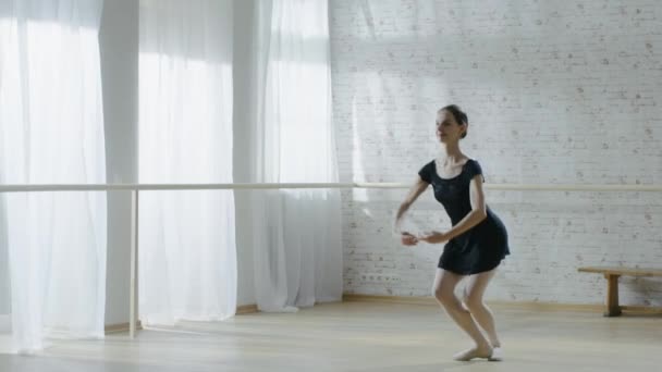 Gorgeous Young Ballerina Jumping - Felvétel, videó