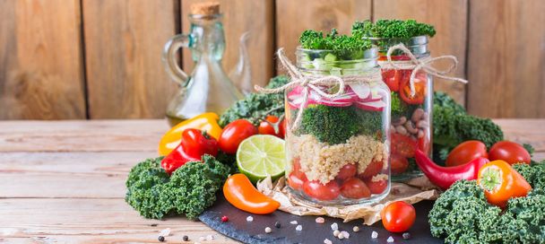 Egészséges vegán egy befőttesüvegbe quinoa saláta - Fotó, kép