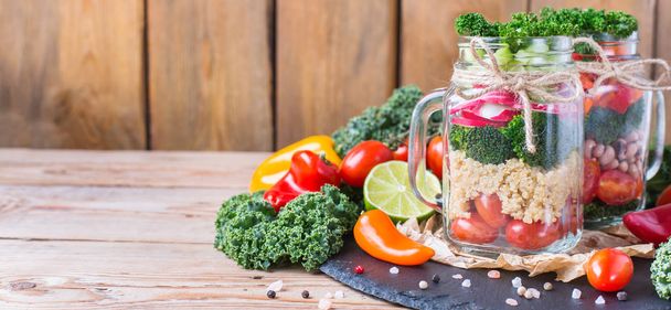 Healthy vegan salad in a mason jar with quinoa - Foto, afbeelding