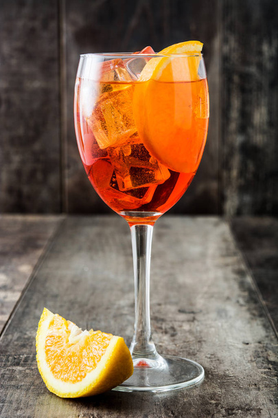 Aperol spritz cocktail in glass on wooden table - Foto, afbeelding