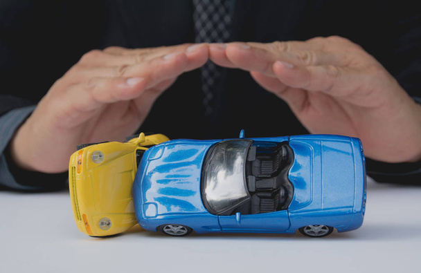 Seguro de coche y concepto de servicios de coche. Protección del automóvil
. - Foto, imagen