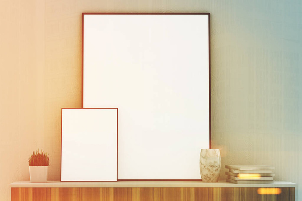 Dos carteles verticales en un armario, tonificados en blanco
 - Foto, imagen
