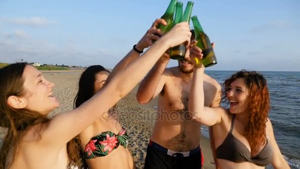 Lato, plaża, wolności: Grupa przyjaciół, opiekania na plaży - Materiał filmowy, wideo