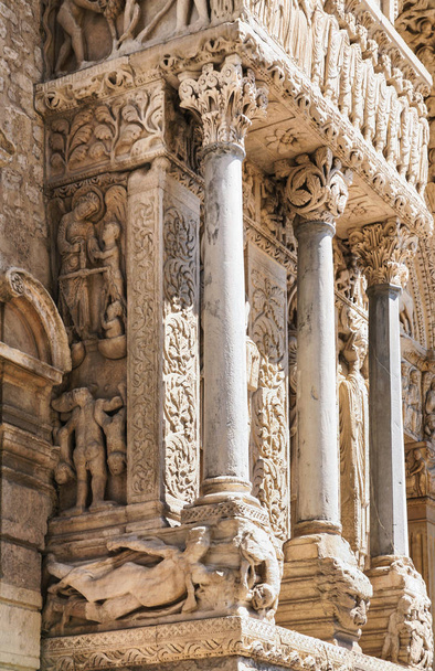 columns of ancient Church of St. Trophime in Arles - Foto, imagen