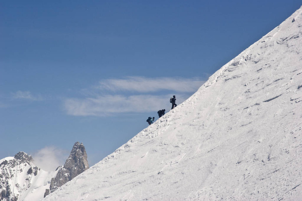 Los escaladores ascienden la colina
 - Foto, Imagen