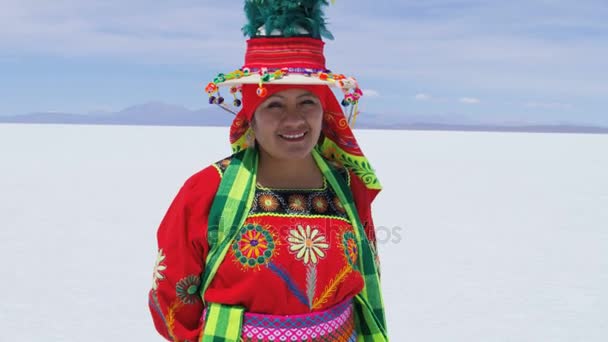 vrouw op Salar de Uyuni in traditionele kleding  - Video