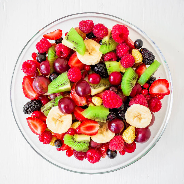 Mísa zdravého čerstvého ovocného salátu  - Fotografie, Obrázek