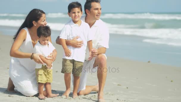 Οι γονείς απολαμβάνουν την εγγύτητα στην παραλία  - Πλάνα, βίντεο