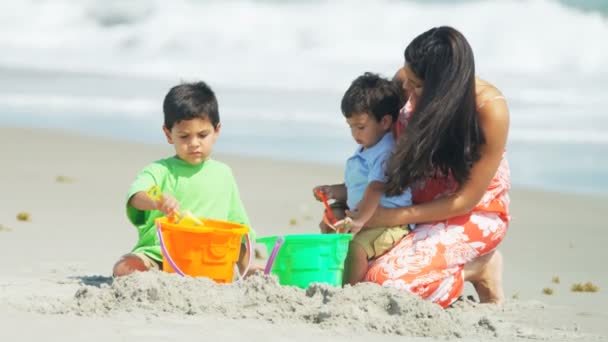 moeder en de jongens maken zandkastelen - Video