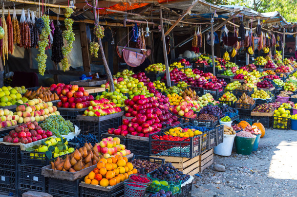 Придорожный рынок фруктов и овощей в Грузии
. - Фото, изображение
