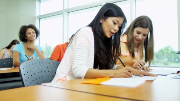  estudiantes sentados en mesas de clase
  - Metraje, vídeo