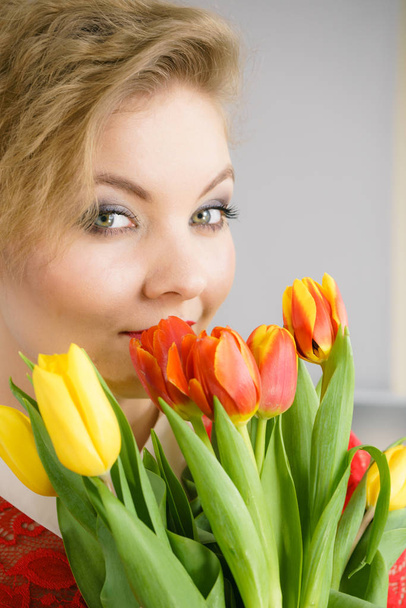 Woman holding bouquet of tulips flowers - 写真・画像