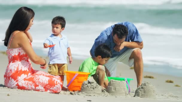 Familie hat Spaß am Meer - Filmmaterial, Video