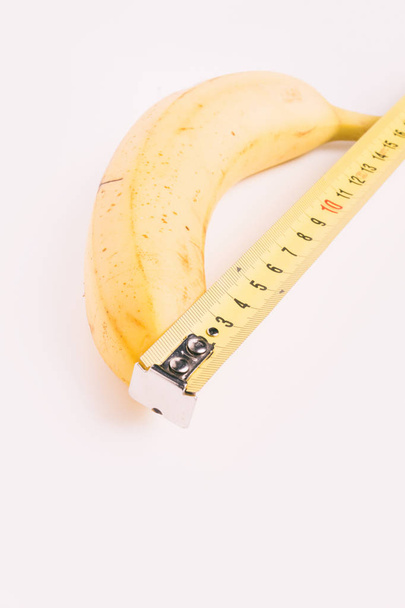 madurar plátano amarillo medido por cinta métrica
 - Foto, Imagen