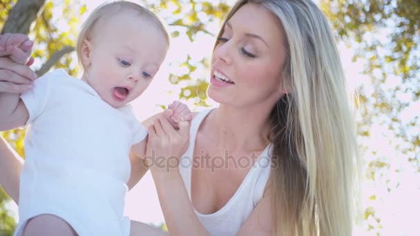 μητέρα με το μωρό κορίτσι σε εξωτερικούς χώρους - Πλάνα, βίντεο
