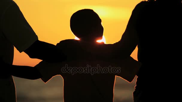 family enjoying sunset  - Filmagem, Vídeo